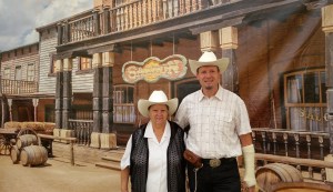 Pierre et Françoise devant saloon